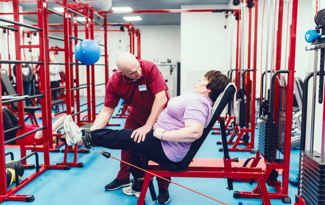 Practica el tratamiento de enfermedades de la articulación de la rodilla en un simulador.