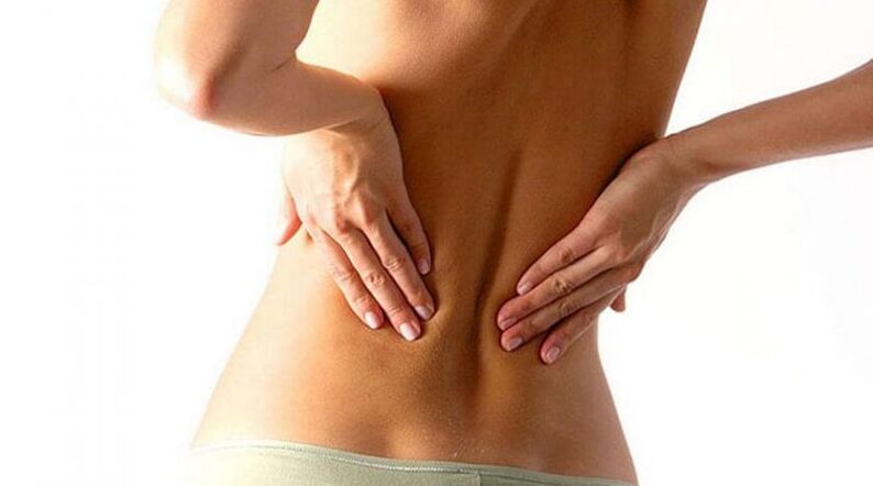 Osteocondrosis espinal, cuyos síntomas son dolor de espalda. 